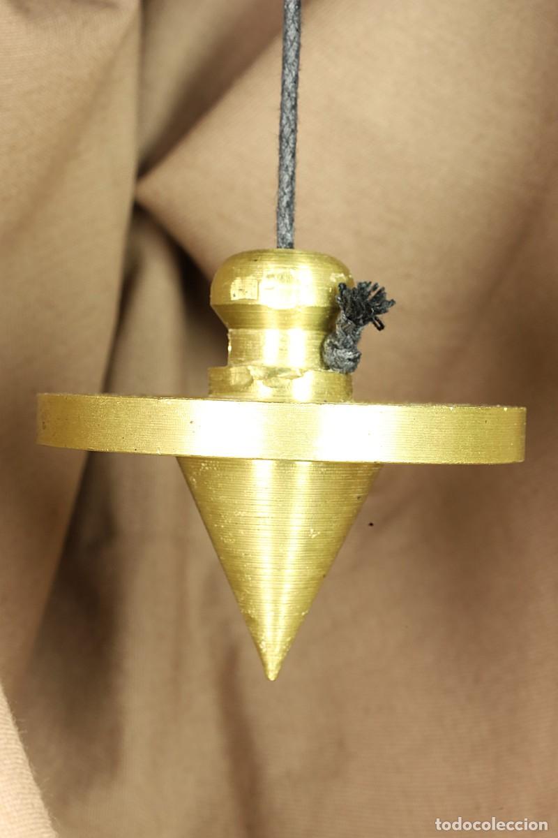 Antig&uuml;edades: Plomada de lat&oacute;n sin nuez. Forma curiosa. Moderna. Brass plumb bob without a nut. Unusual shape.