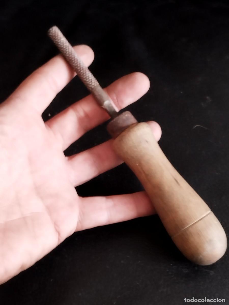 Antig&uuml;edades: Mango de madera, de una lima partida. Herramienta.