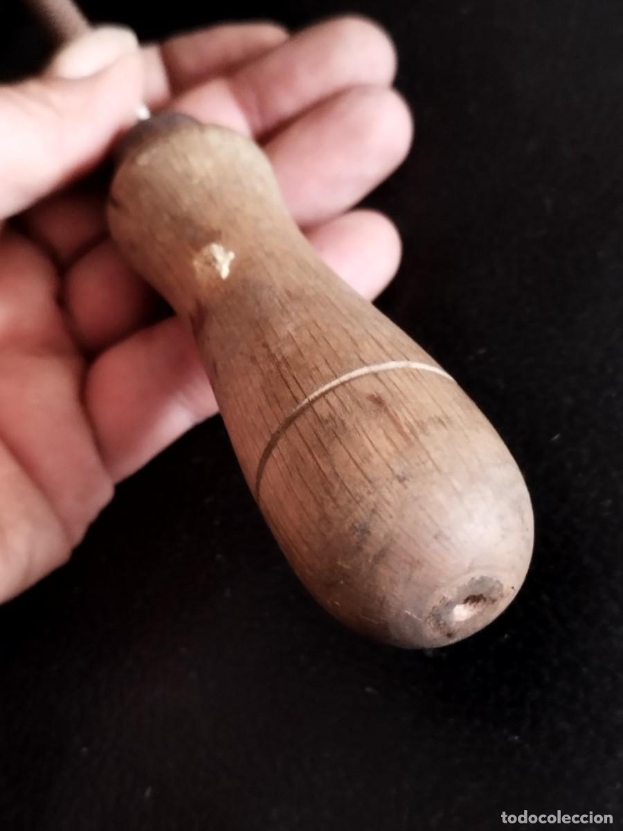 Antig&uuml;edades: Mango de madera, de una lima partida. Herramienta. - Foto 3