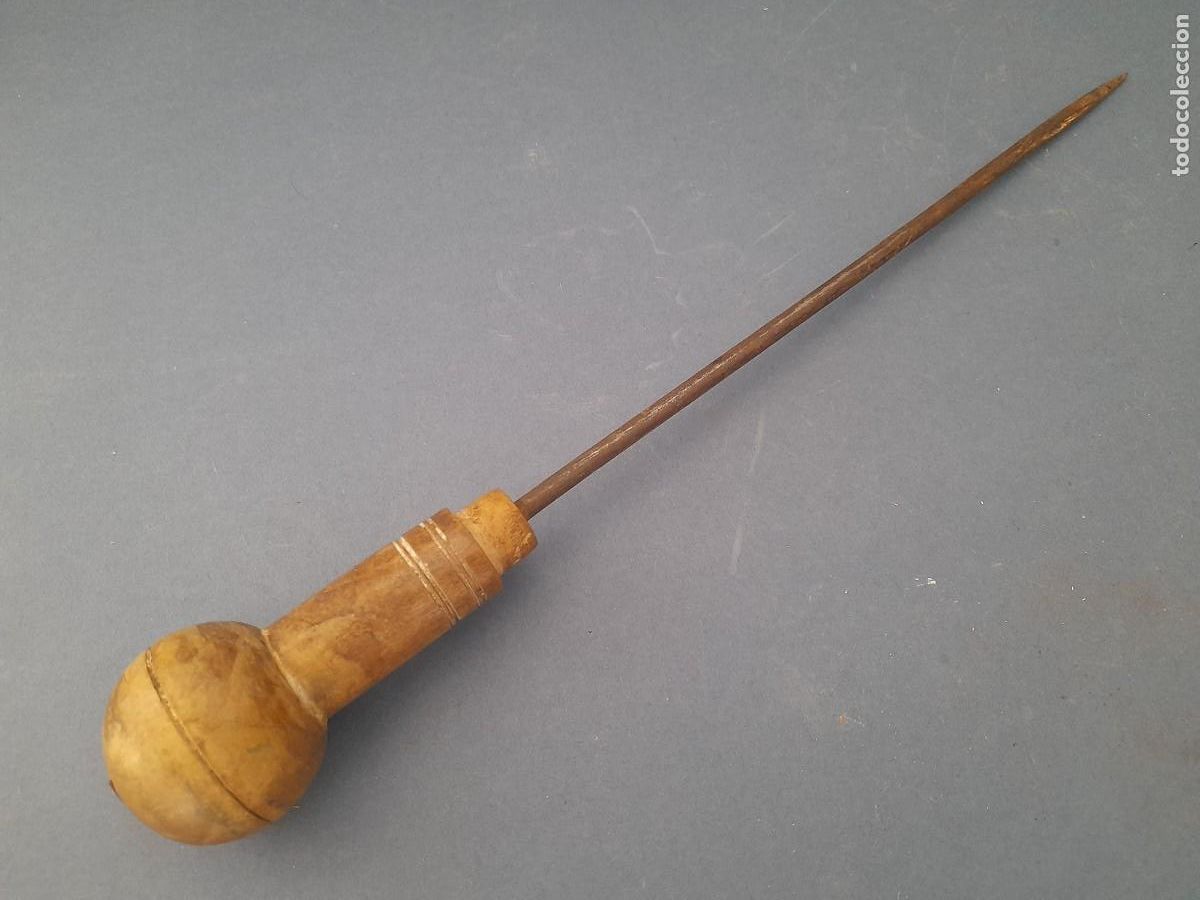 Antig&uuml;edades: aguja larga para esparto o sacos, acero y madera, 31cm aprox, se&ntilde;ales de edad y uso