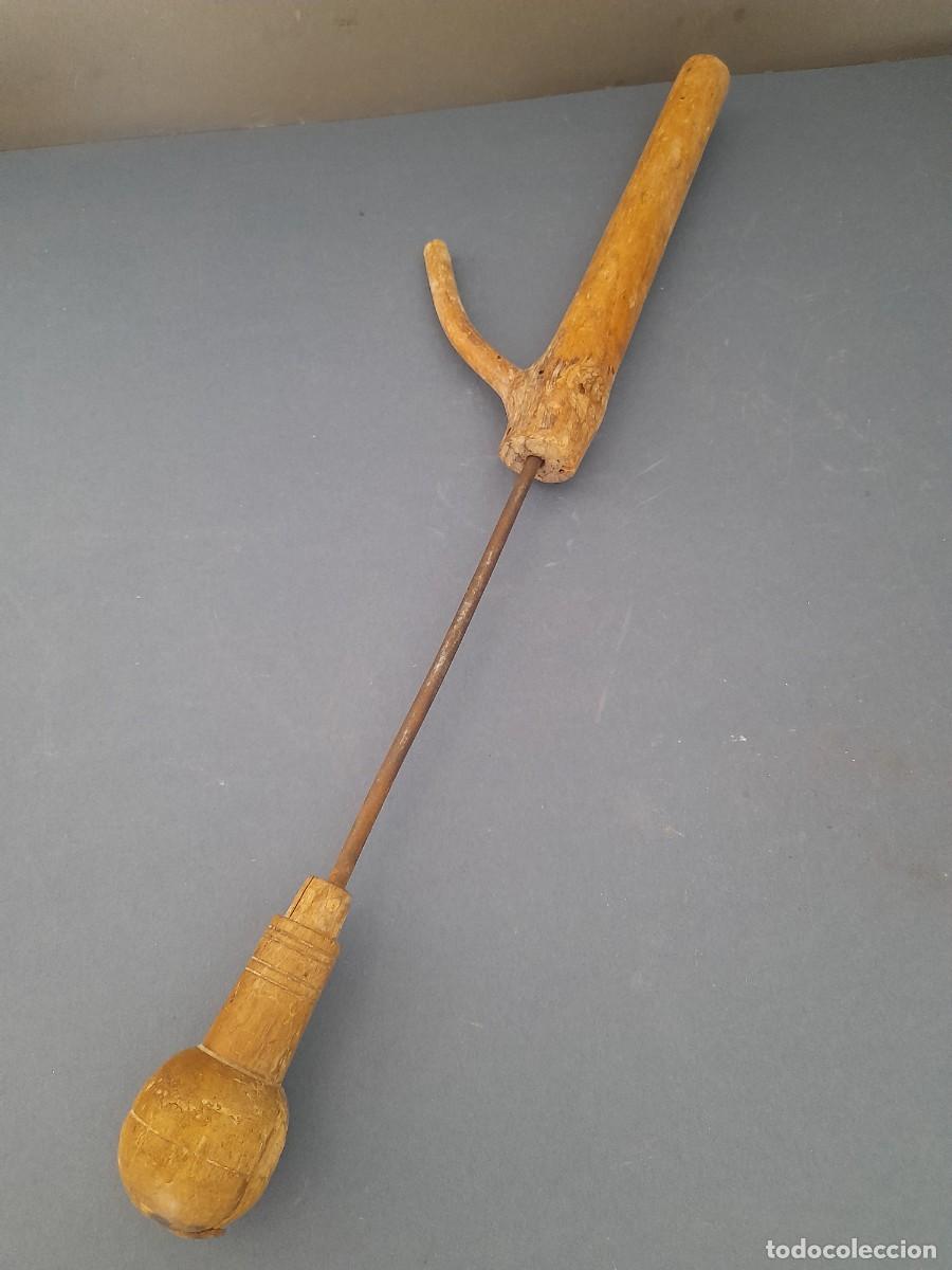 Antig&uuml;edades: aguja larga para esparto o sacos, acero y madera, 29cm aprox, se&ntilde;ales de edad y uso