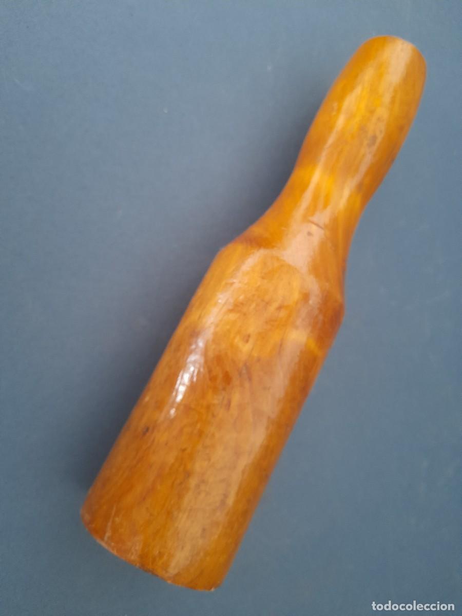 Antig&uuml;edades: mazo de madera, barnizado, 23cm aprox de alto, diametro base 6cm aprox