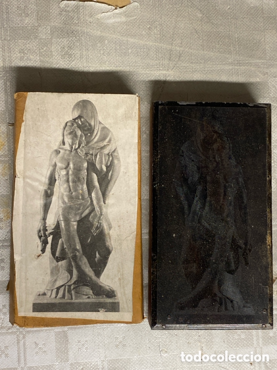 Antig&uuml;edades: MOLDE DE IMPRENTA LA PIEDAD VIRGEN MAR&Iacute;A SOSTENIENDO A JES&Uacute;S 14,2 cm x 7,6 cm