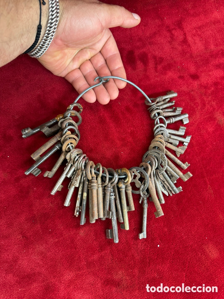 Antig&uuml;edades: Anilla con gran cantidad de llaves antiguas!