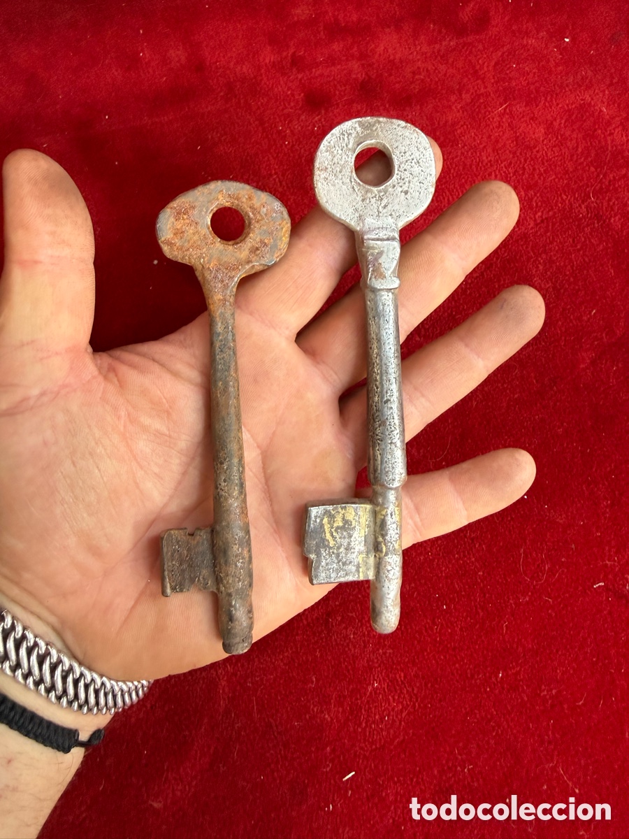 Antig&uuml;edades: Lote de dos antiguas llaves de forja,siglo XVI!