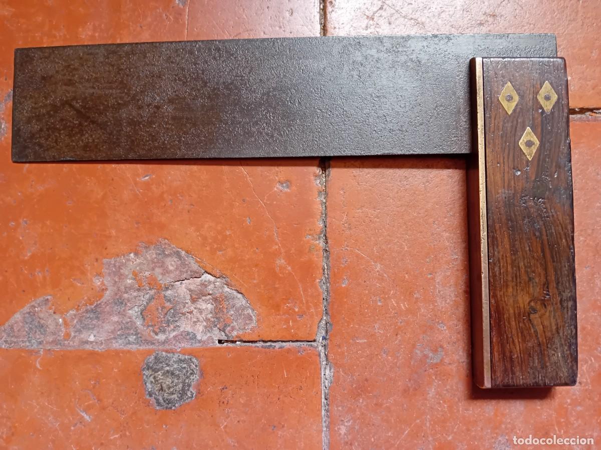 Antig&uuml;edades: Escuadra antigua de madera encerada y patinada de palisandro con lat&oacute;n y leng&uuml;eta de hierro