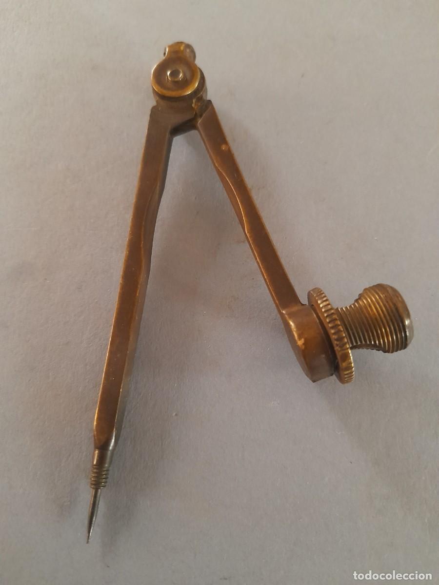 Antig&uuml;edades: Peque&ntilde;o comp&aacute;s de laton, para l&aacute;piz, 9.5cm aprox