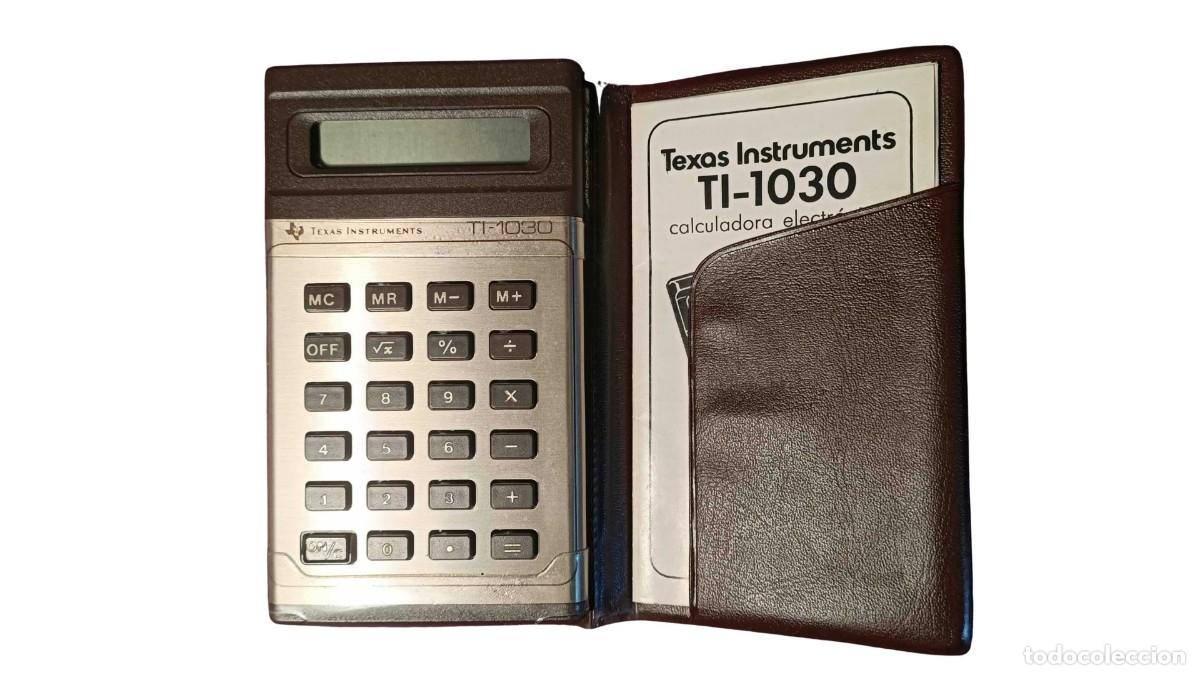 Oggetti Antichi: CALCULADORA TEXAS INSTRUMENTS TI-1030 - A&Ntilde;O 1982 - CAJA ORIGINAL - MANUAL - ESTUCHE DE CUERO ORIGINA