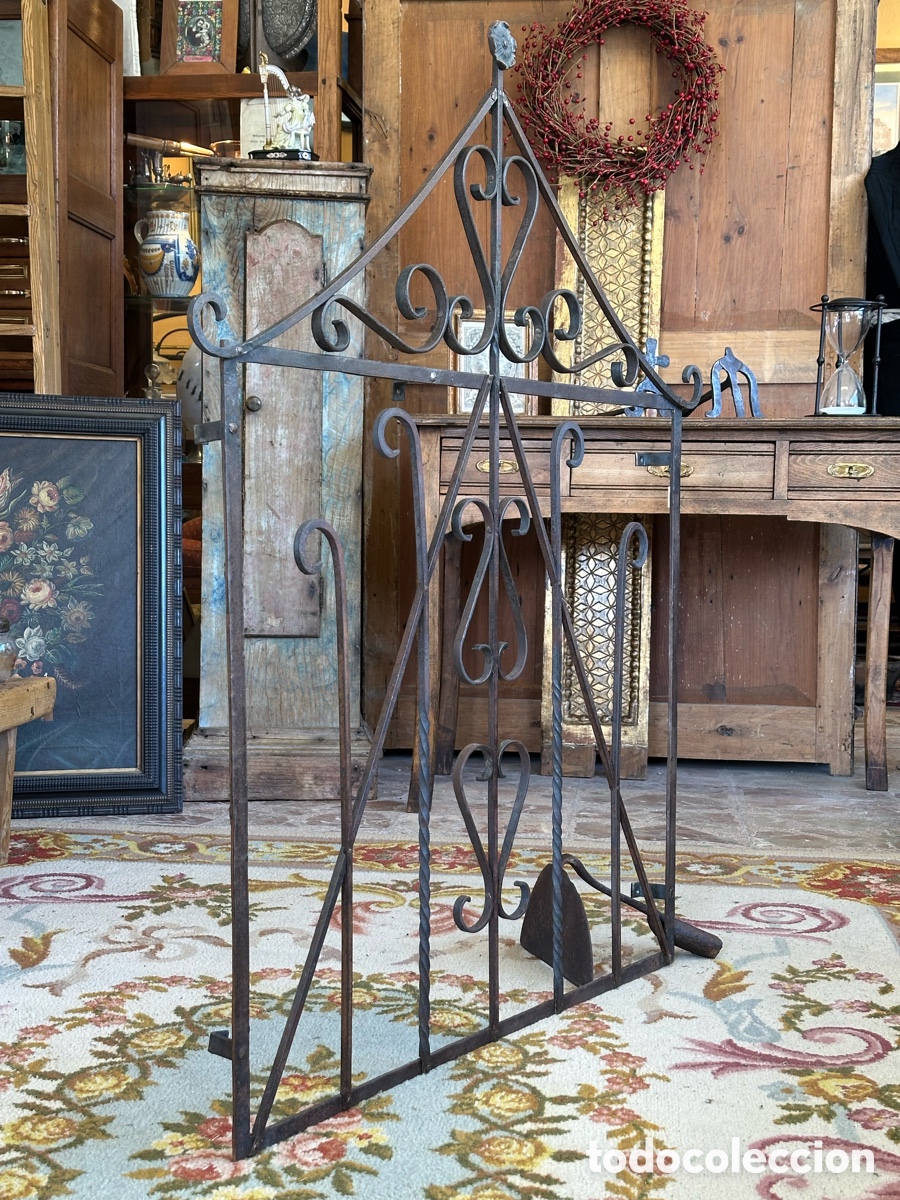 Antig&uuml;edades: Reja antigua de forja, pps s.XX. Roleos. Forma de casa con tejado.