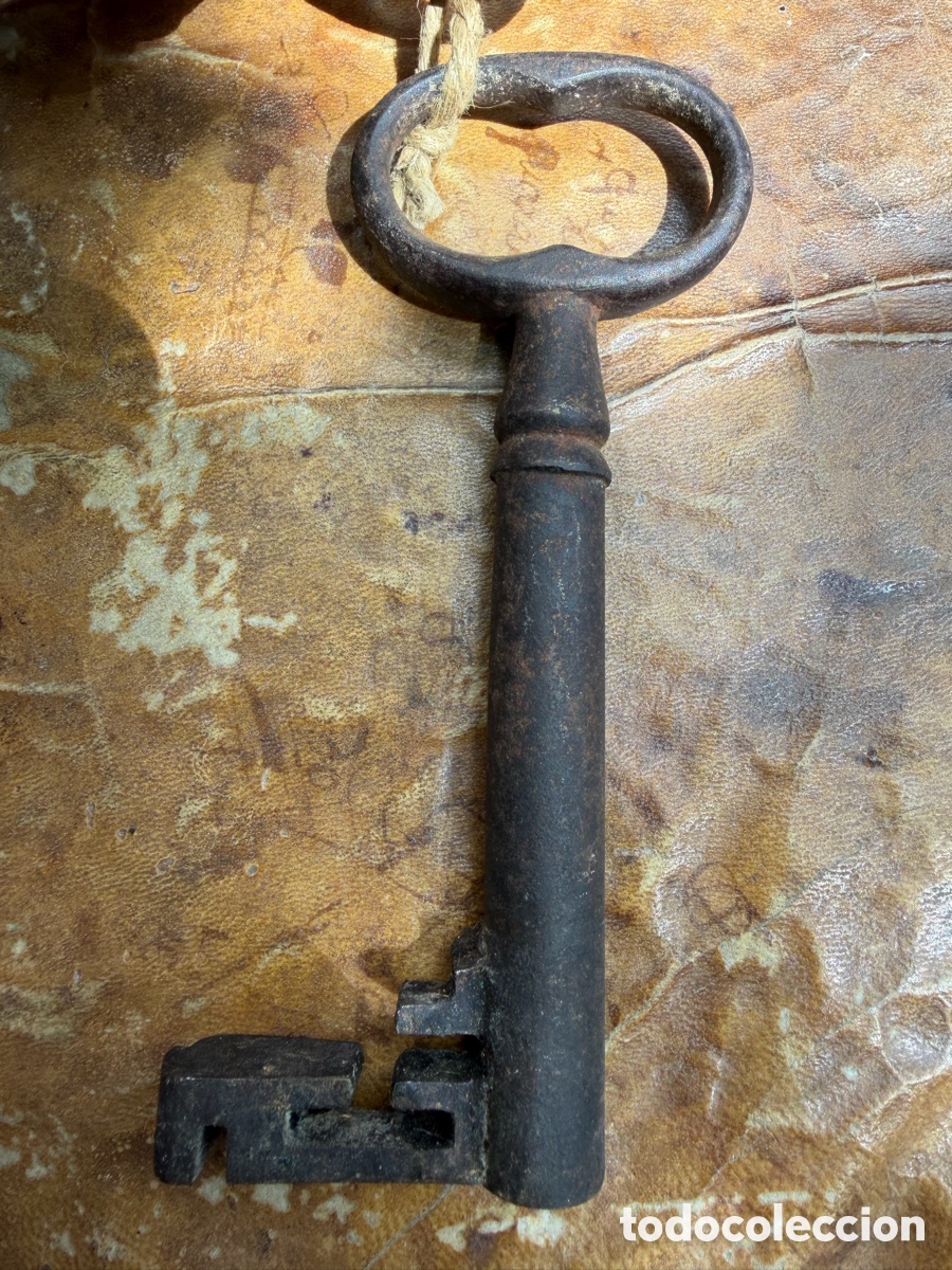 Antig&uuml;edades: Llave de forja antigua siglo XVI - XVII