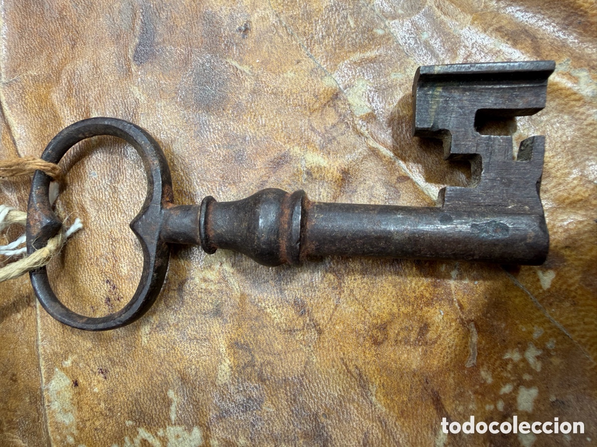 Antig&uuml;edades: Llave de forja antigua siglo XVI - XVII
