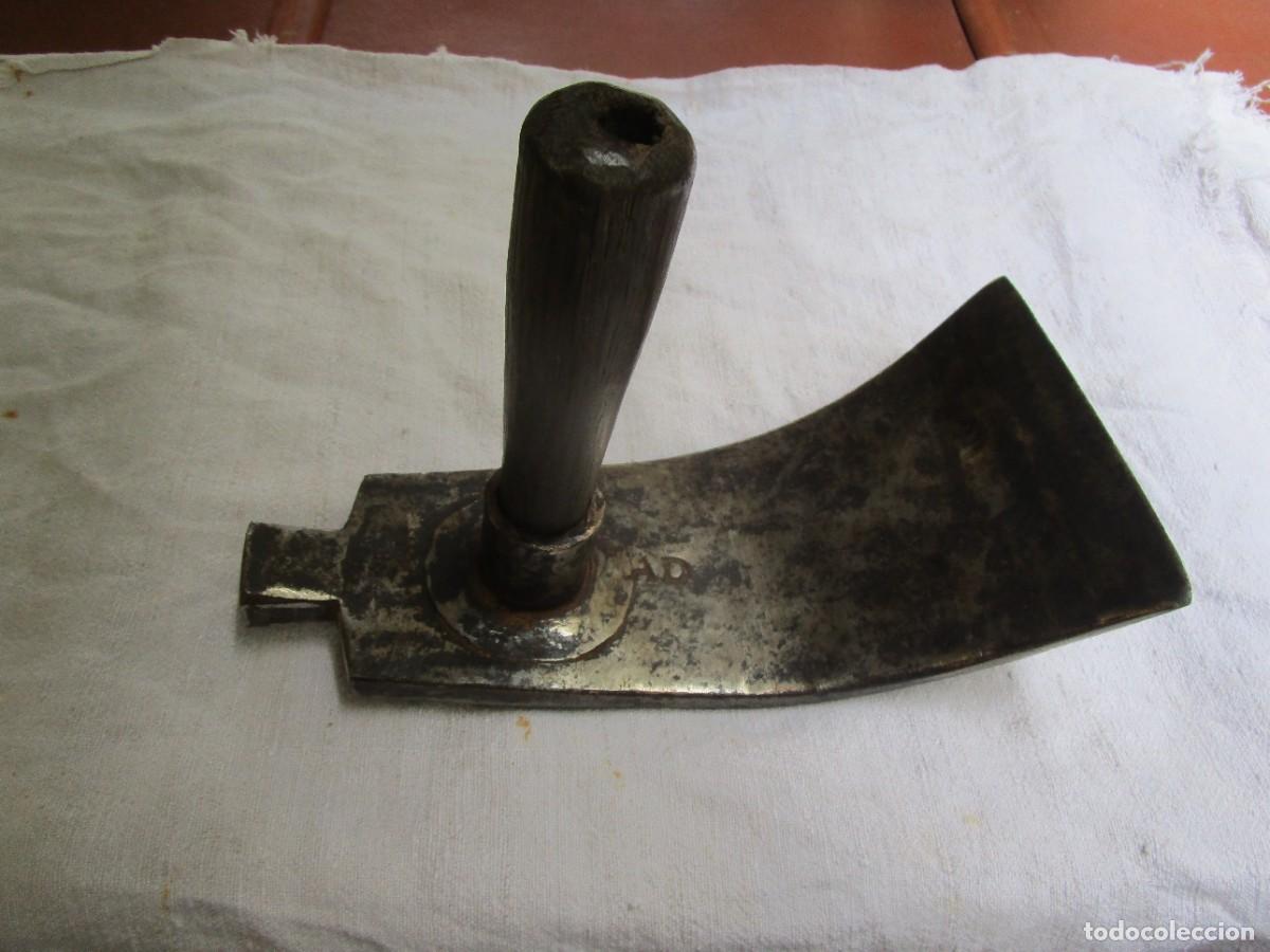 Antig&uuml;edades: CARPINTERIA RIBERA, Azuela desbastar, filo 11,5cm, cabeza cuadrada empu&ntilde;adura casta&ntilde;o 1,8kg, logo AD