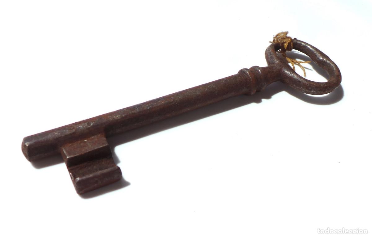 Antig&uuml;edades: LLAVE DE COLECCI&Oacute;N.- 13,8 CM DE LARGO.