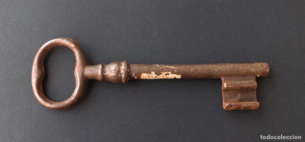 Antig&uuml;edades: LLAVE DE COLECCI&Oacute;N.- 13,5 CM DE LARGO. - Foto 1
