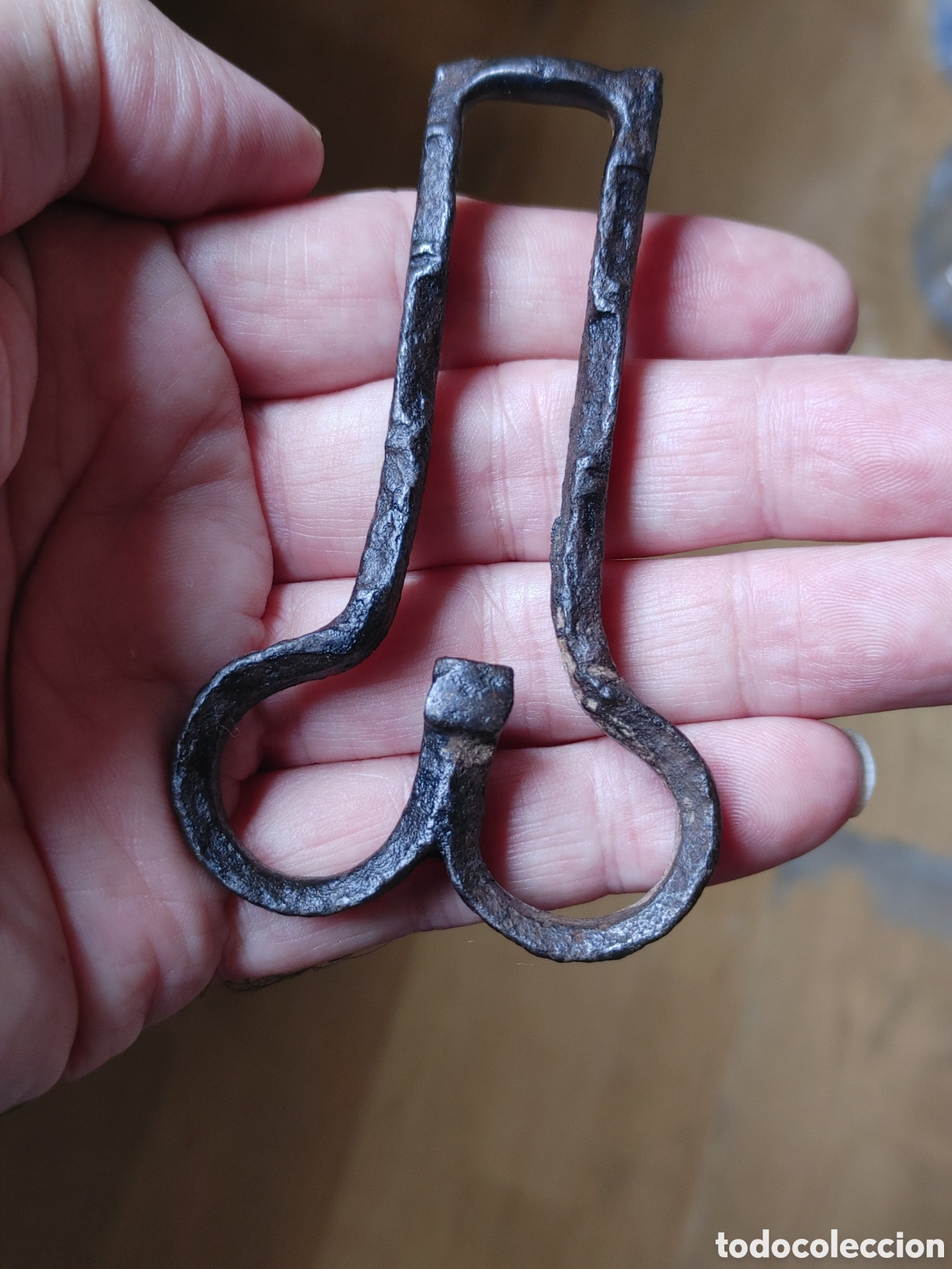 Antig&uuml;edades: Tirador en hierro forjado. Mudejar de doble voluta. S. XVII.