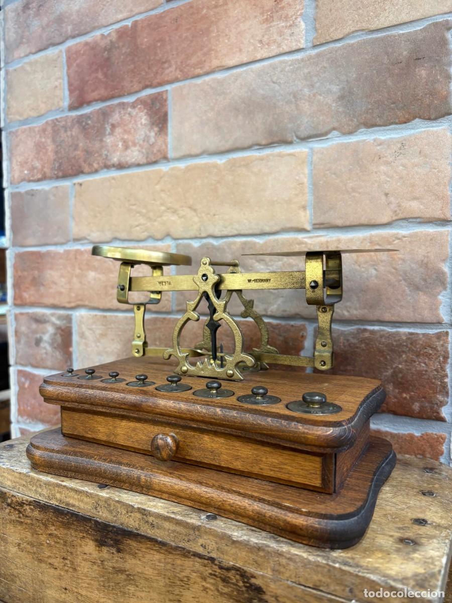 Antig&uuml;edades: Balanza postal antigua Westa con pesas y base de madera - Foto 4