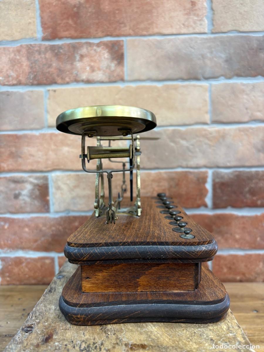 Antig&uuml;edades: Balanza postal antigua Westa con pesas y base de madera - Foto 6