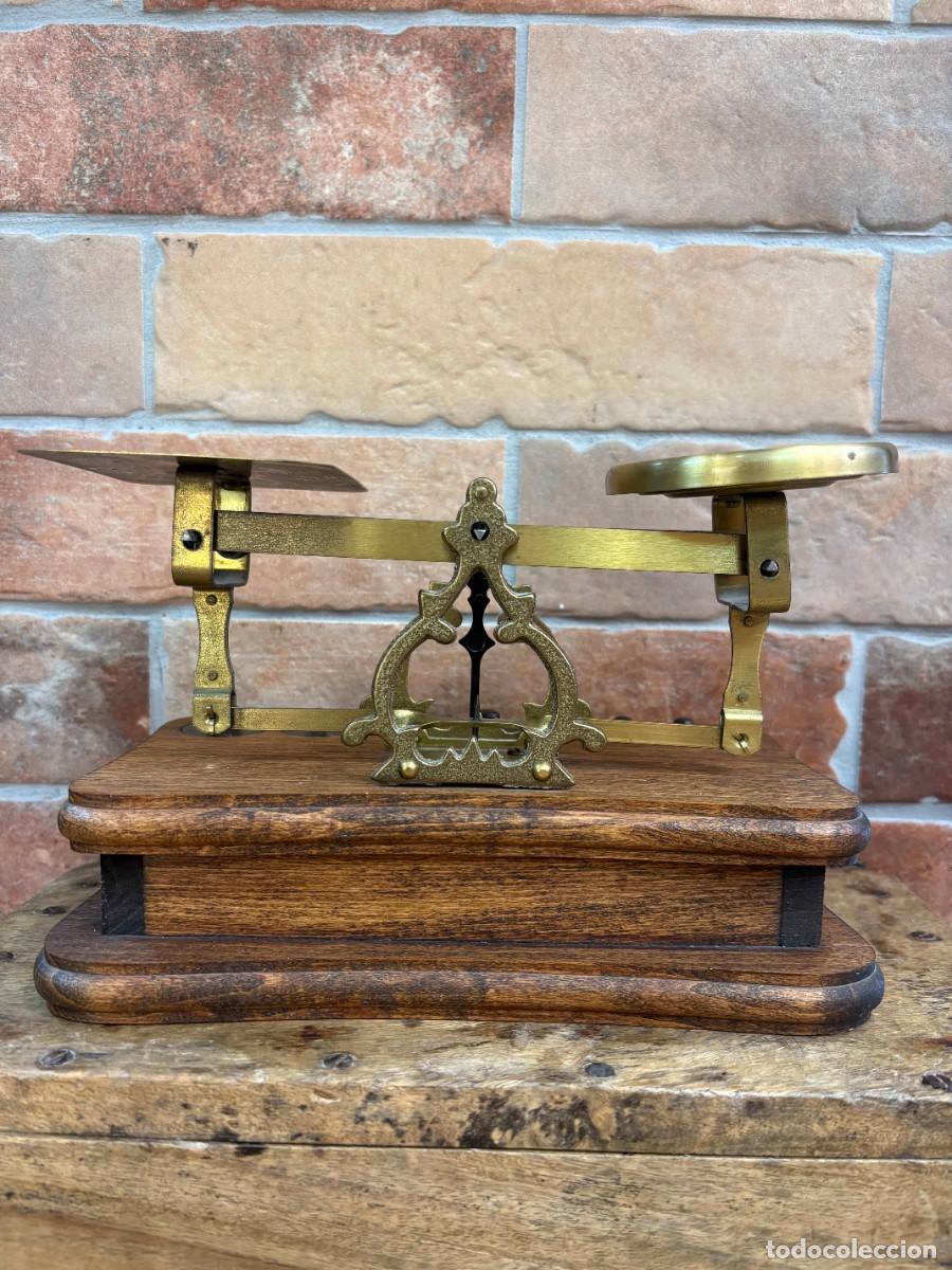 Antig&uuml;edades: Balanza postal antigua Westa con pesas y base de madera - Foto 7