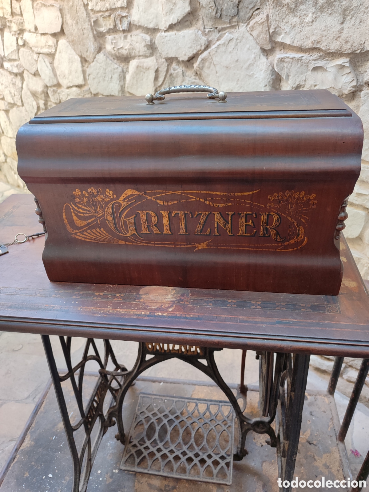 Antig&uuml;edades: Gritzner.Antigua maquina de coser Gritzner Durlach 1900 Paris con llave,l&aacute;mpara,alfiletero
