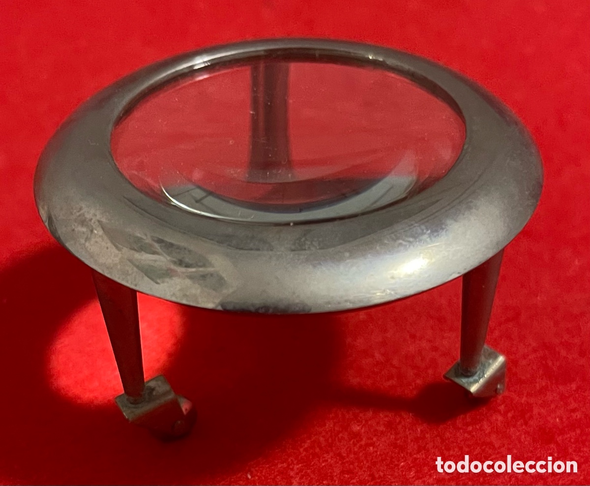 Antig&uuml;edades: Curiosa, lupa con ruedas para mejor visualizaci&oacute;n y an&aacute;lisis de las piezas.