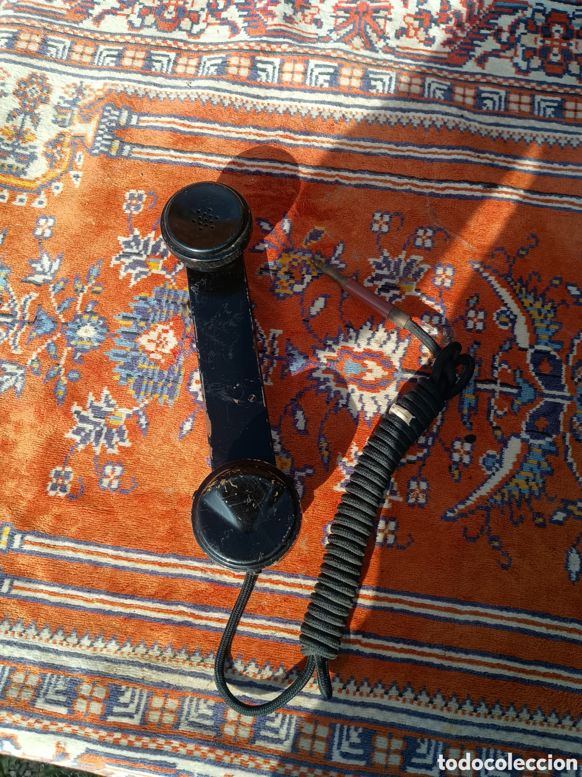 Tel&eacute;fonos: Tel&eacute;fono met&aacute;lico negro