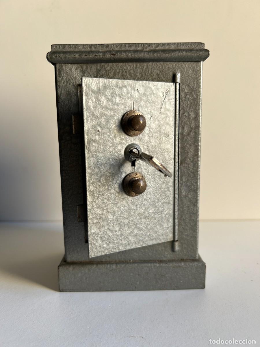 Antig&uuml;edades: Hucha antigua de metal con llave - Foto 1