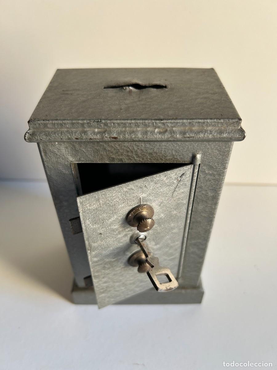 Antig&uuml;edades: Hucha antigua de metal con llave - Foto 2