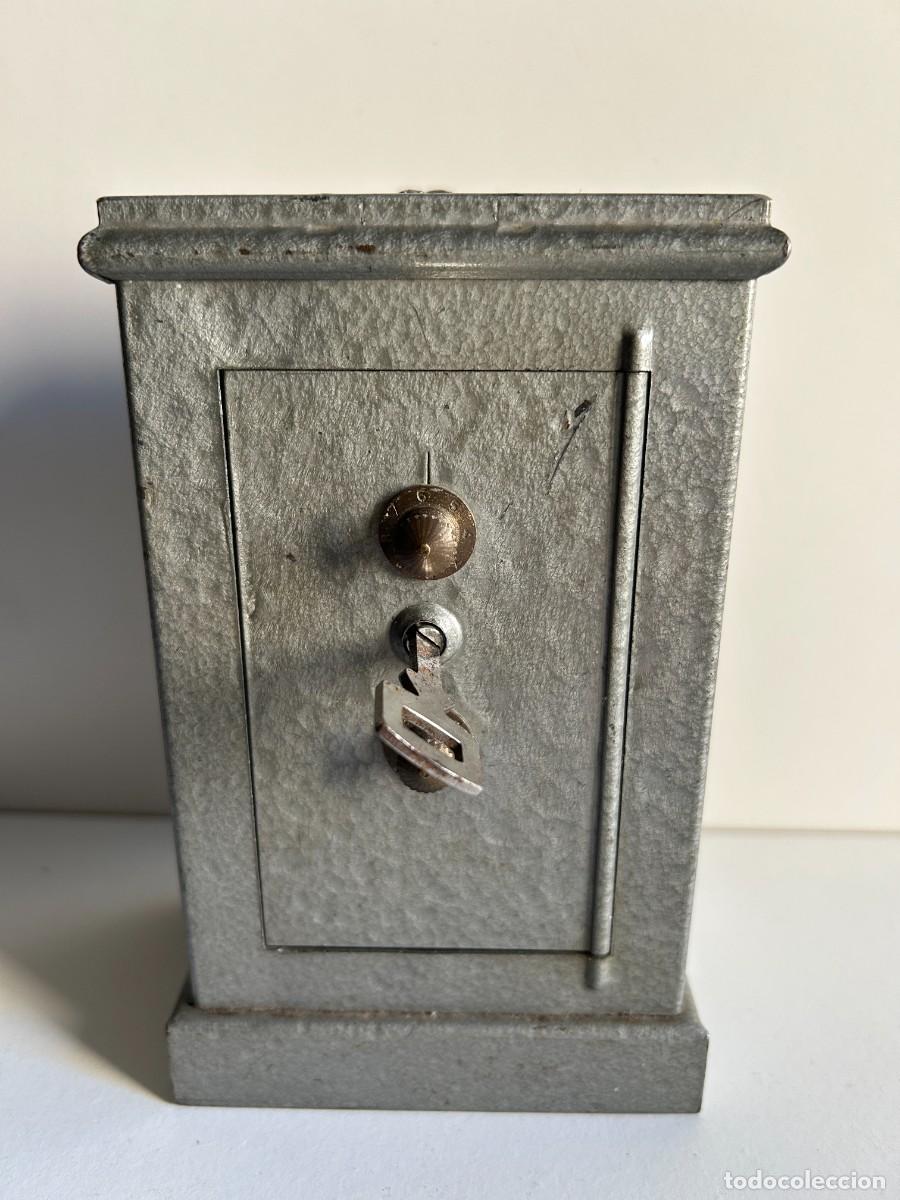 Antig&uuml;edades: Hucha antigua de metal con llave - Foto 5