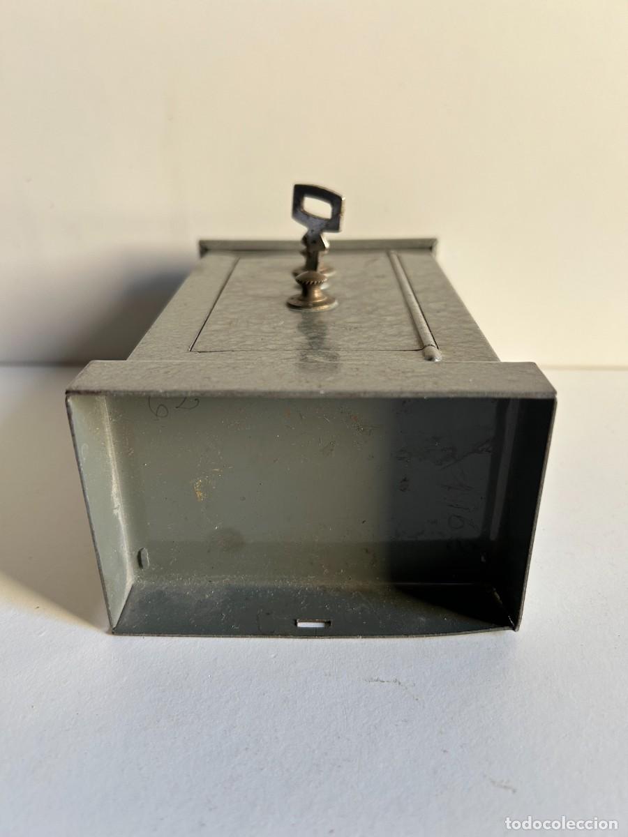 Antig&uuml;edades: Hucha antigua de metal con llave - Foto 7
