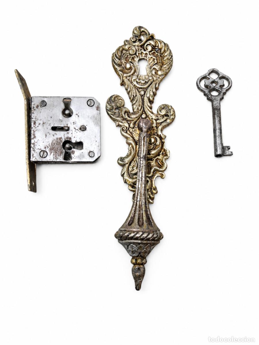 Antig&uuml;edades: Cerradura con llave y tirador de bronce cerrajer&iacute;a para mueble armario puerta