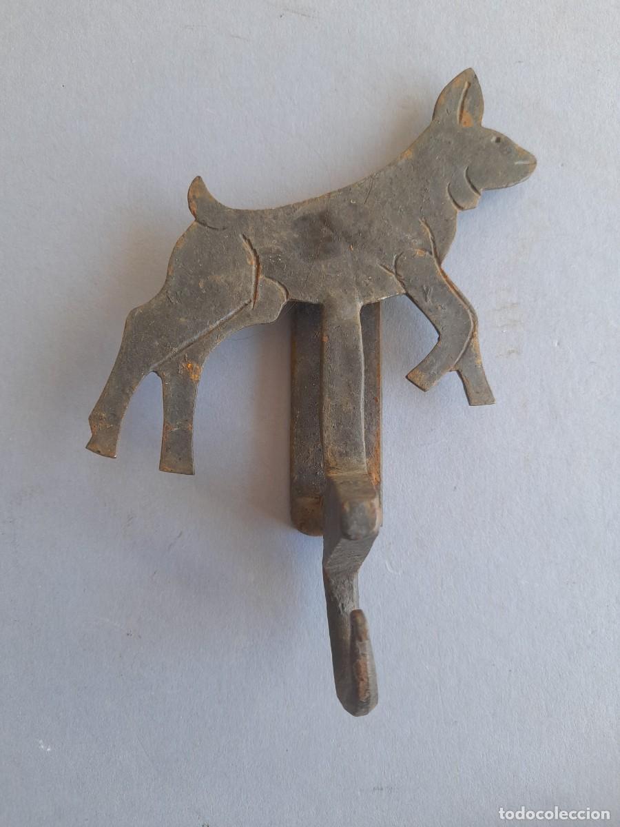 Antig&uuml;edades: gancho de hierro con figura de perro 13x8cm aprox, perro 8x8cm aprox