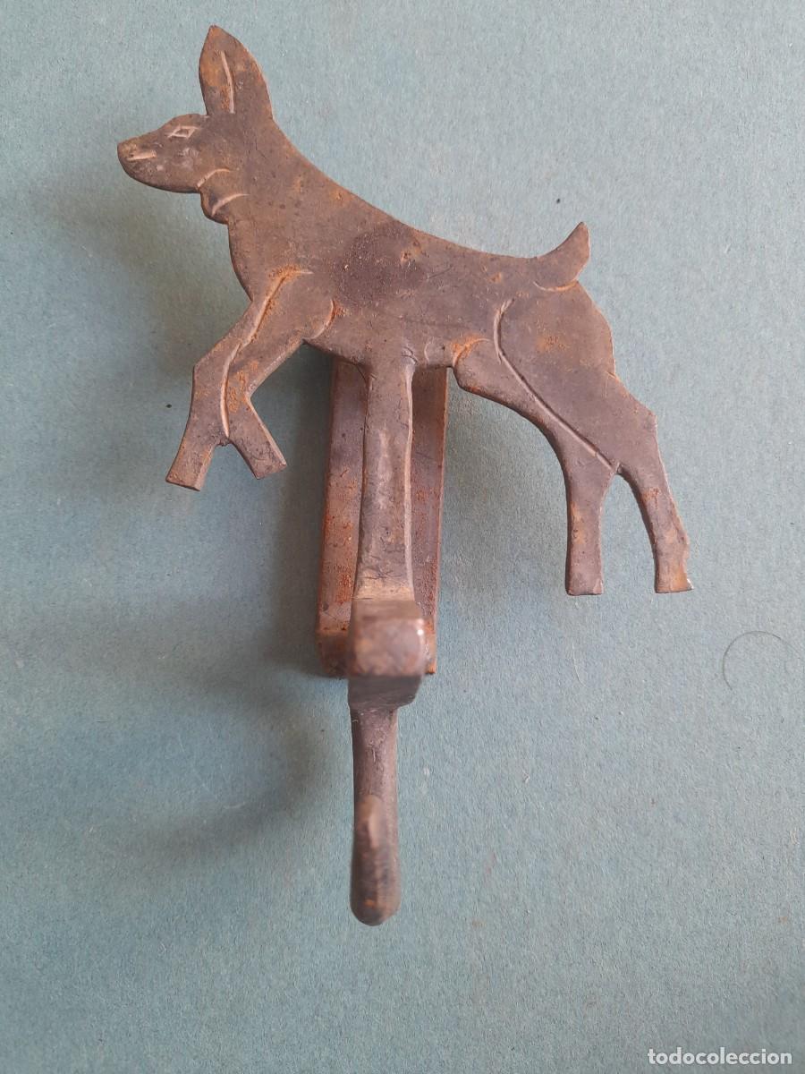 Antig&uuml;edades: gancho de hierro con figura de perro 13x8cm aprox, perro 8x8cm aprox