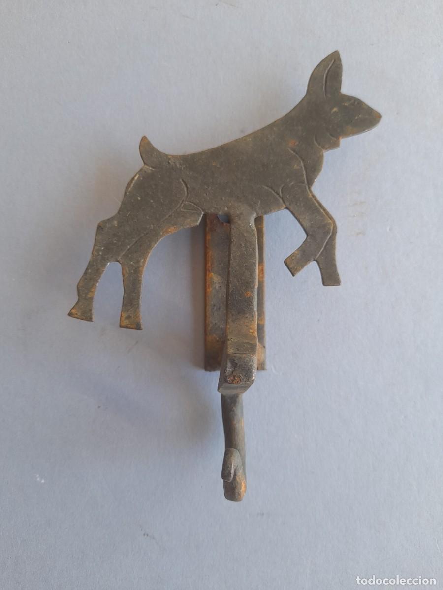 Antig&uuml;edades: gancho de hierro con figura de perro 13x8cm aprox, perro 8x8cm aprox