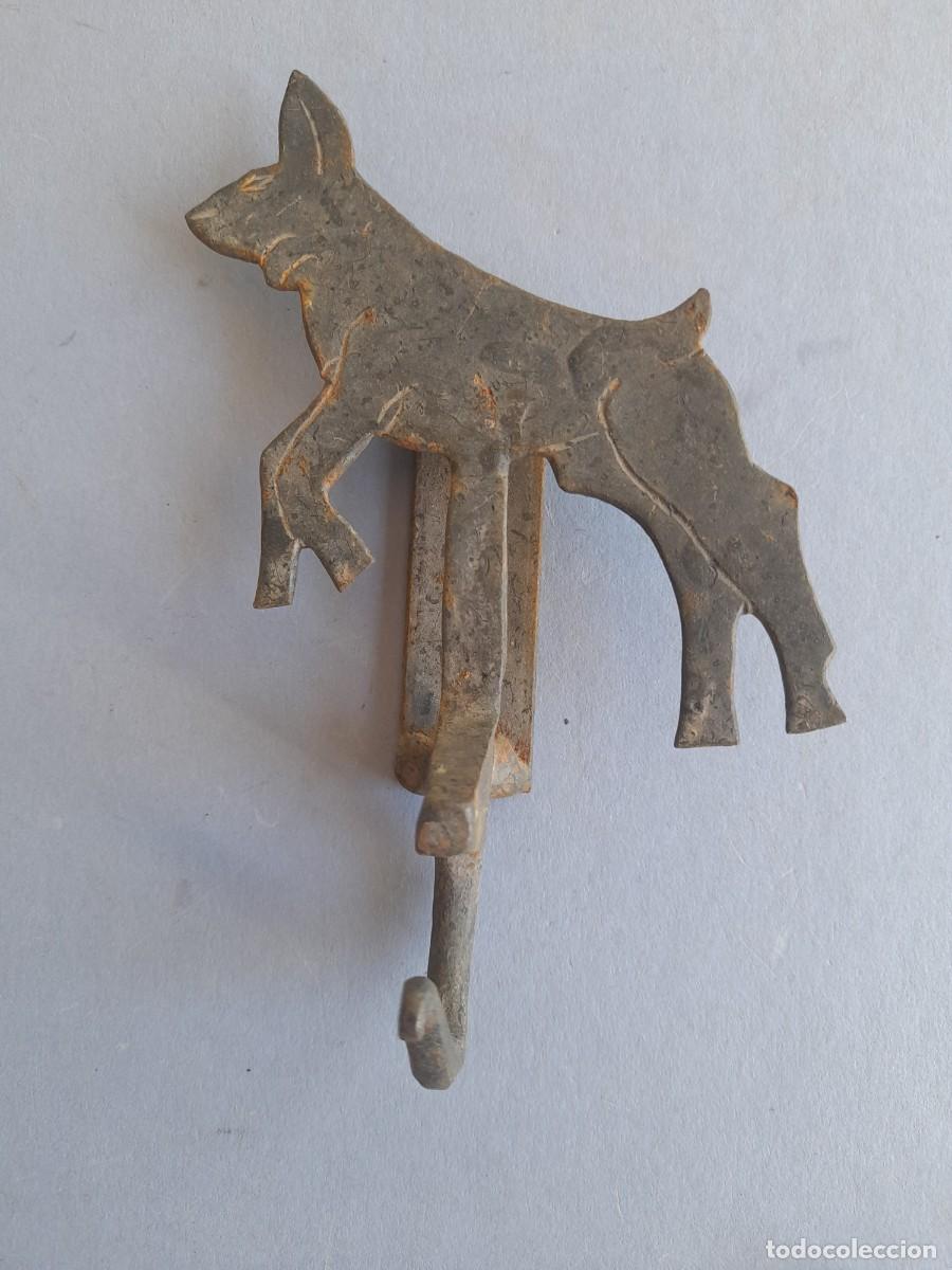 Antig&uuml;edades: gancho de hierro con figura de perro 13x8cm aprox, perro 8x8cm aprox