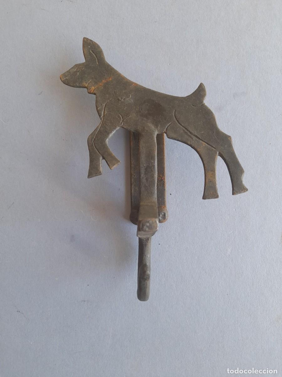 Antig&uuml;edades: gancho de hierro con figura de perro 13x8cm aprox, perro 8x8cm aprox
