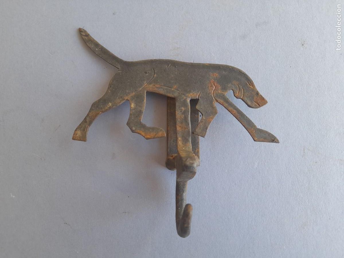 Antig&uuml;edades: gancho de hierro con figura de perro 12x12cm aprox, perro 12x8cm aprox