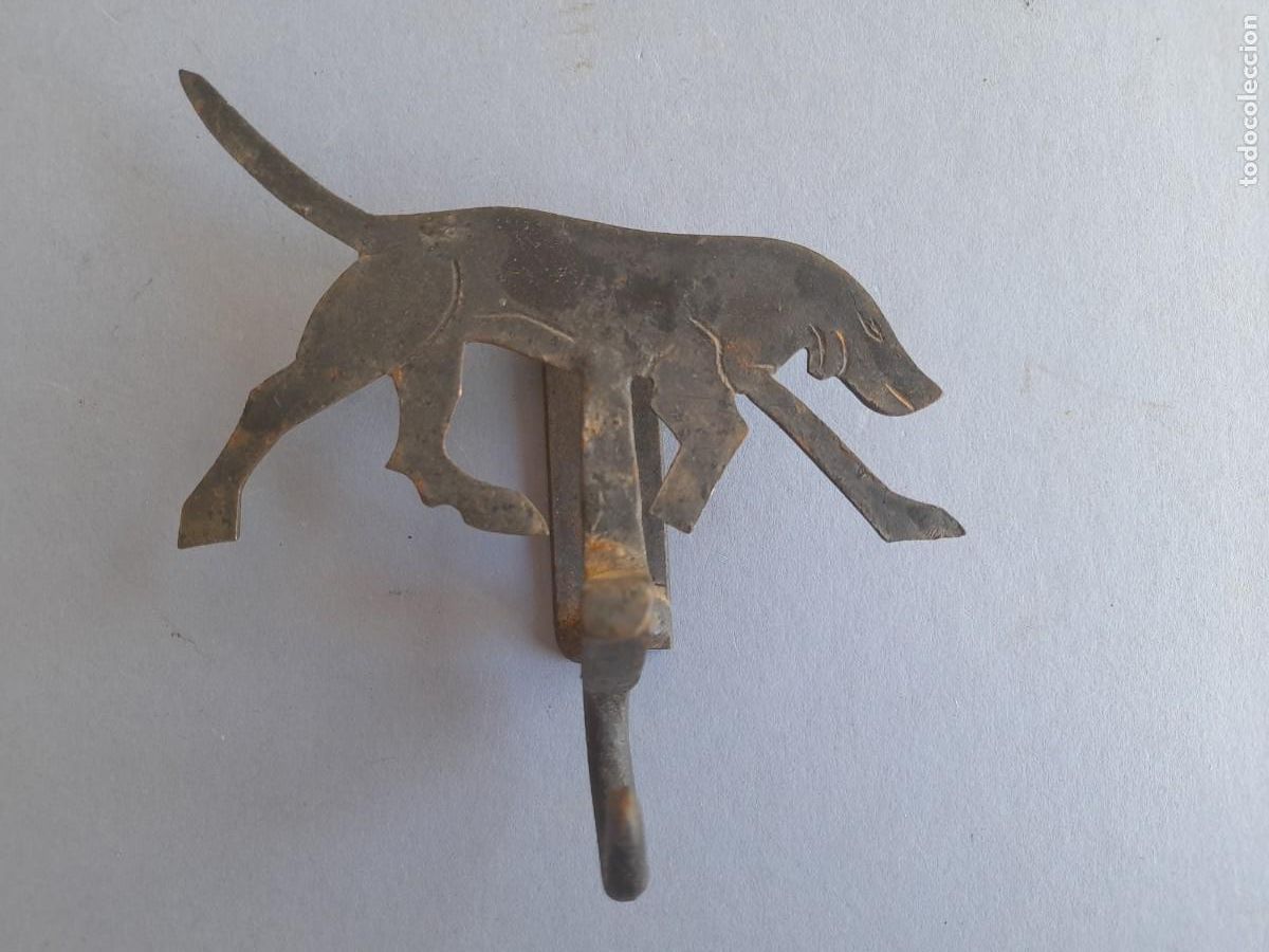 Antig&uuml;edades: gancho de hierro con figura de perro 12x12cm aprox, perro 12x8cm aprox