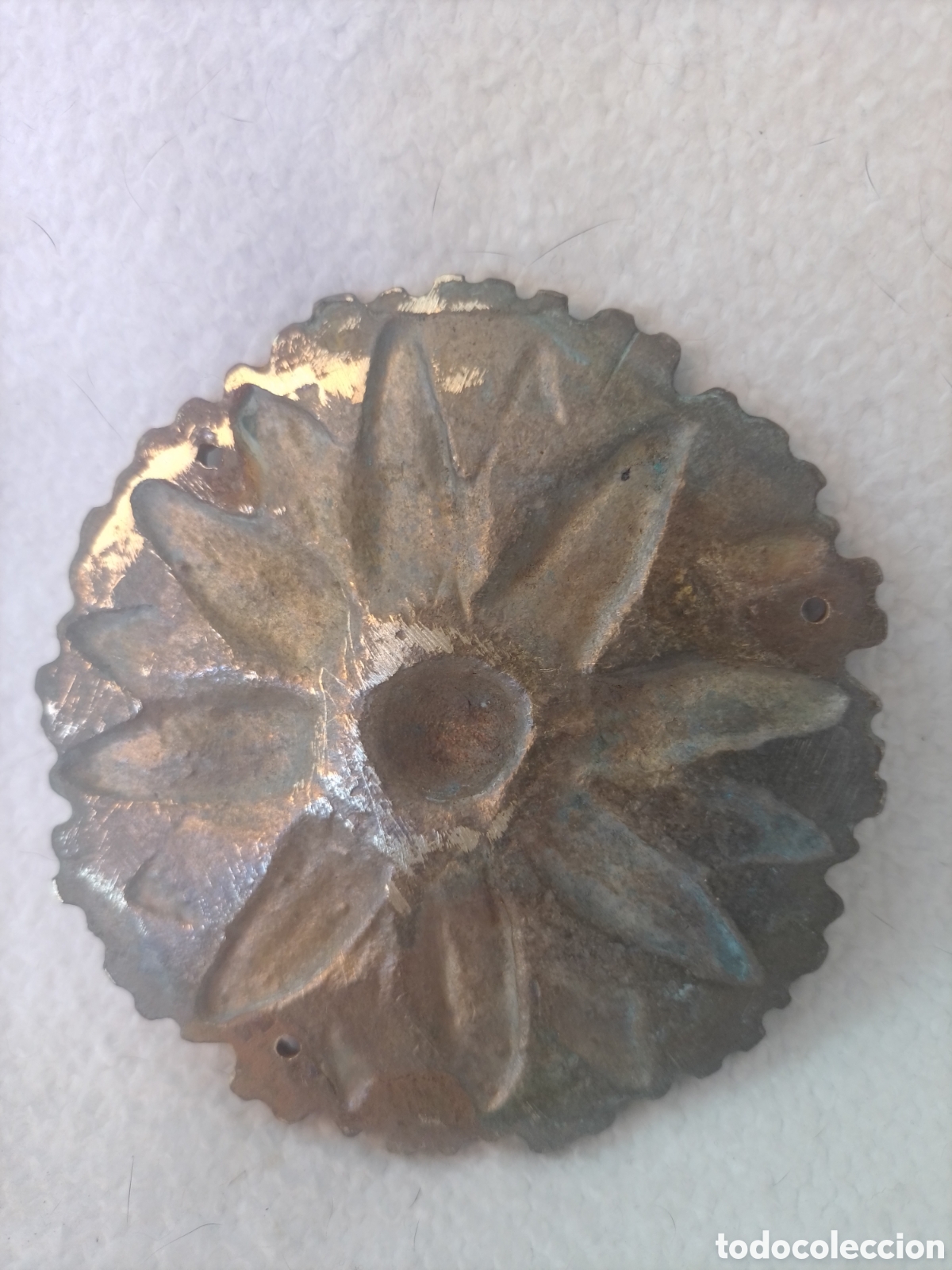 Antig&uuml;edades: Antigua roseta lat&oacute;n 9cm - Foto 2