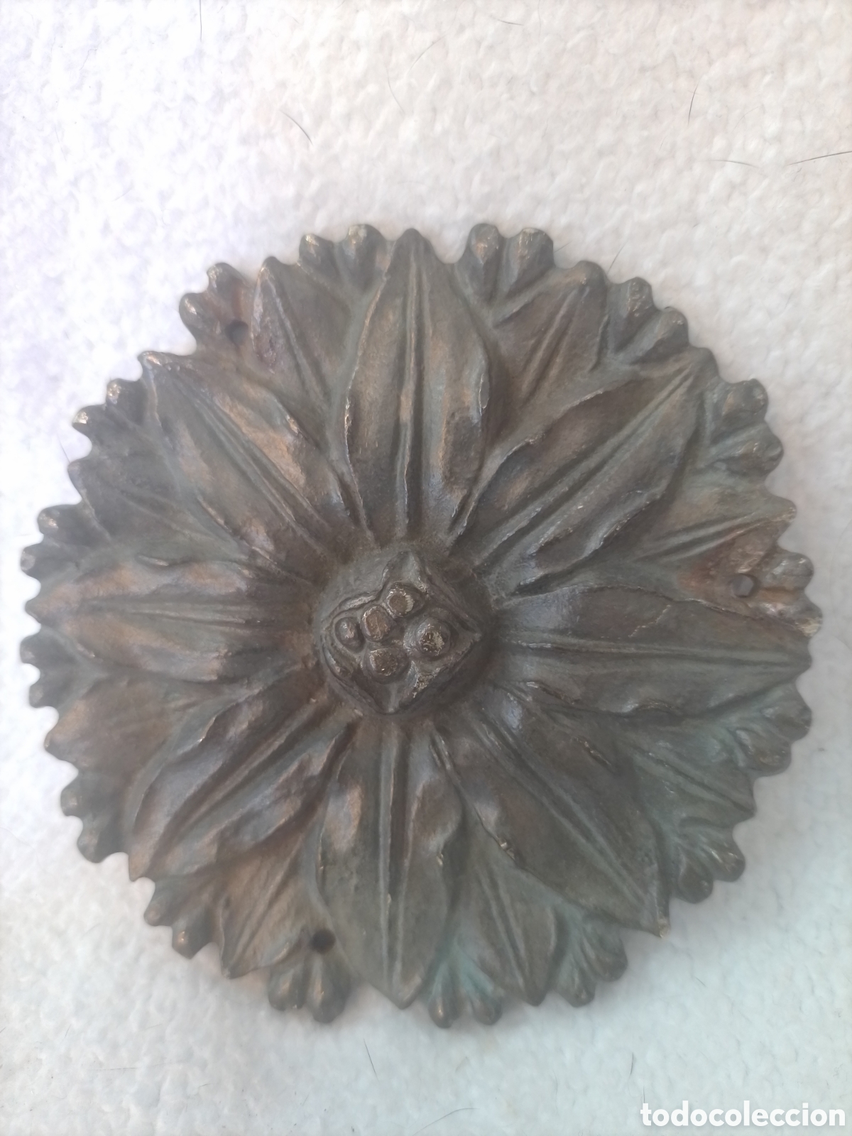 Antig&uuml;edades: Antigua roseta lat&oacute;n 9cm - Foto 1
