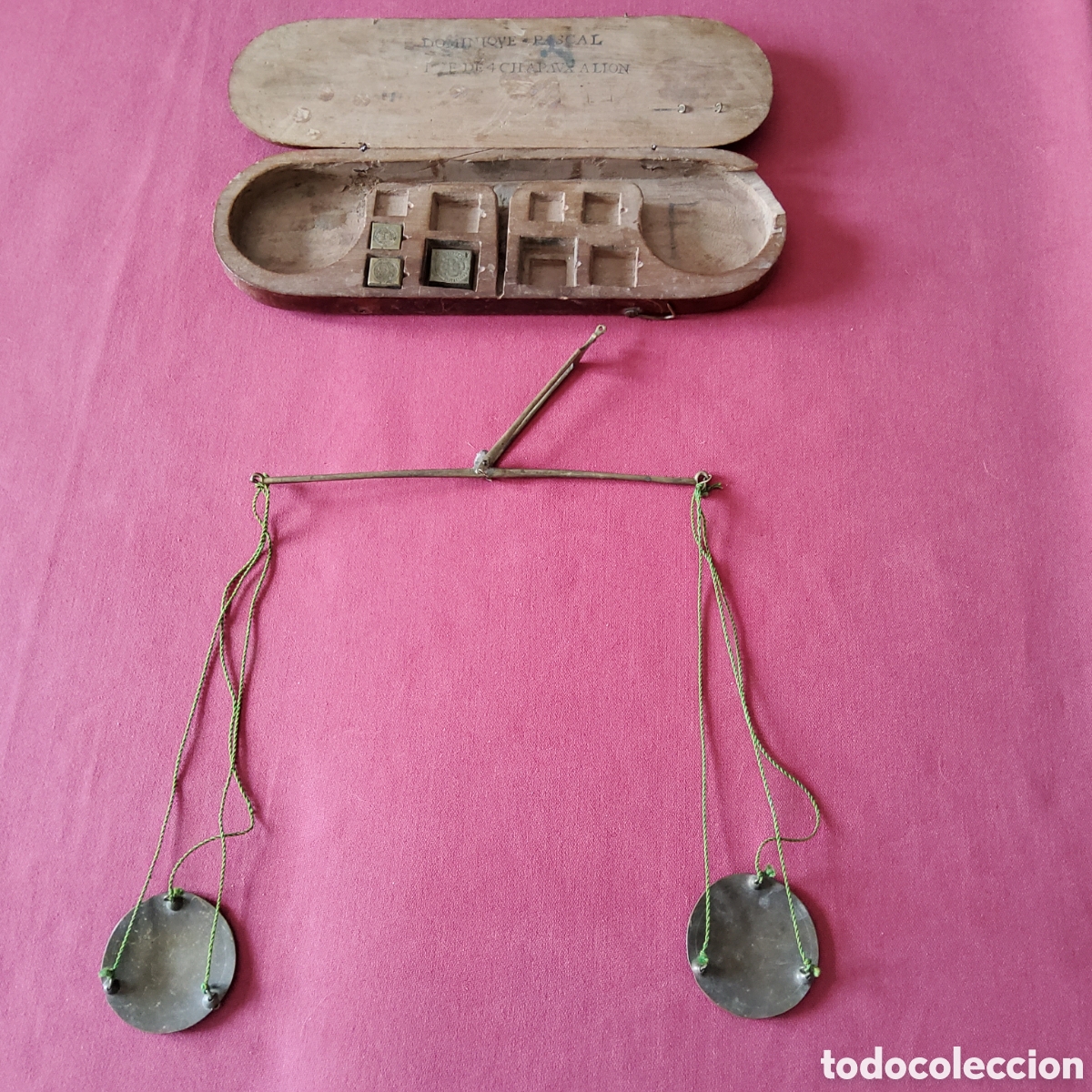 Antig&uuml;edades: CAJA BALANZA Y TRES PONDERALES, SIGLOS XVII-XVIII