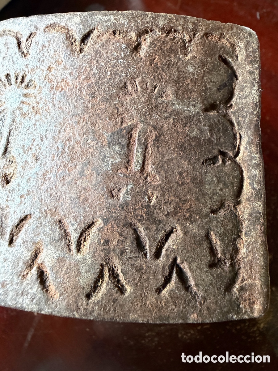 Antig&uuml;edades: arrimador,canto de fuego.hierro forja,labrado.siglo XVIII colecci&oacute;n custodias