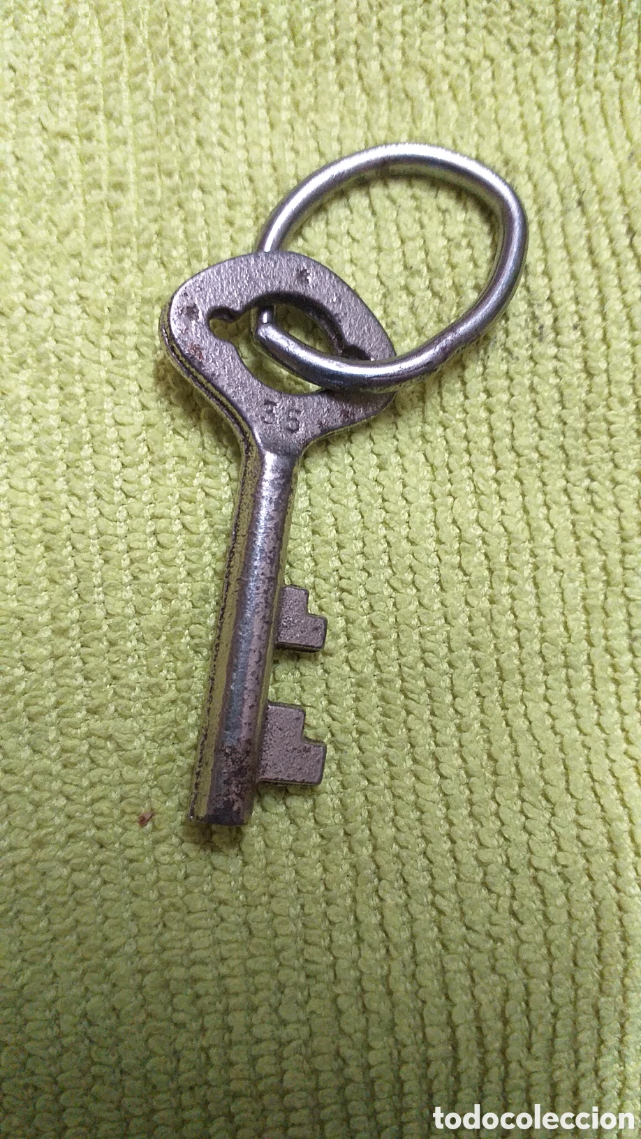 Antig&uuml;edades: Peque&ntilde;a y antigua llave de metal, bonito dise&ntilde;o y decoraci&oacute;n