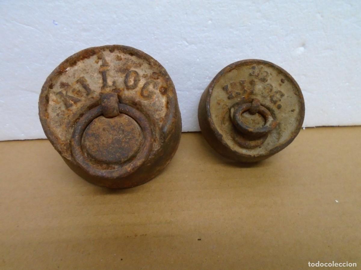 Antiques: ANTIGUAS PESAS DE HIERRO DE 1 KGR Y MEDIO KGR.