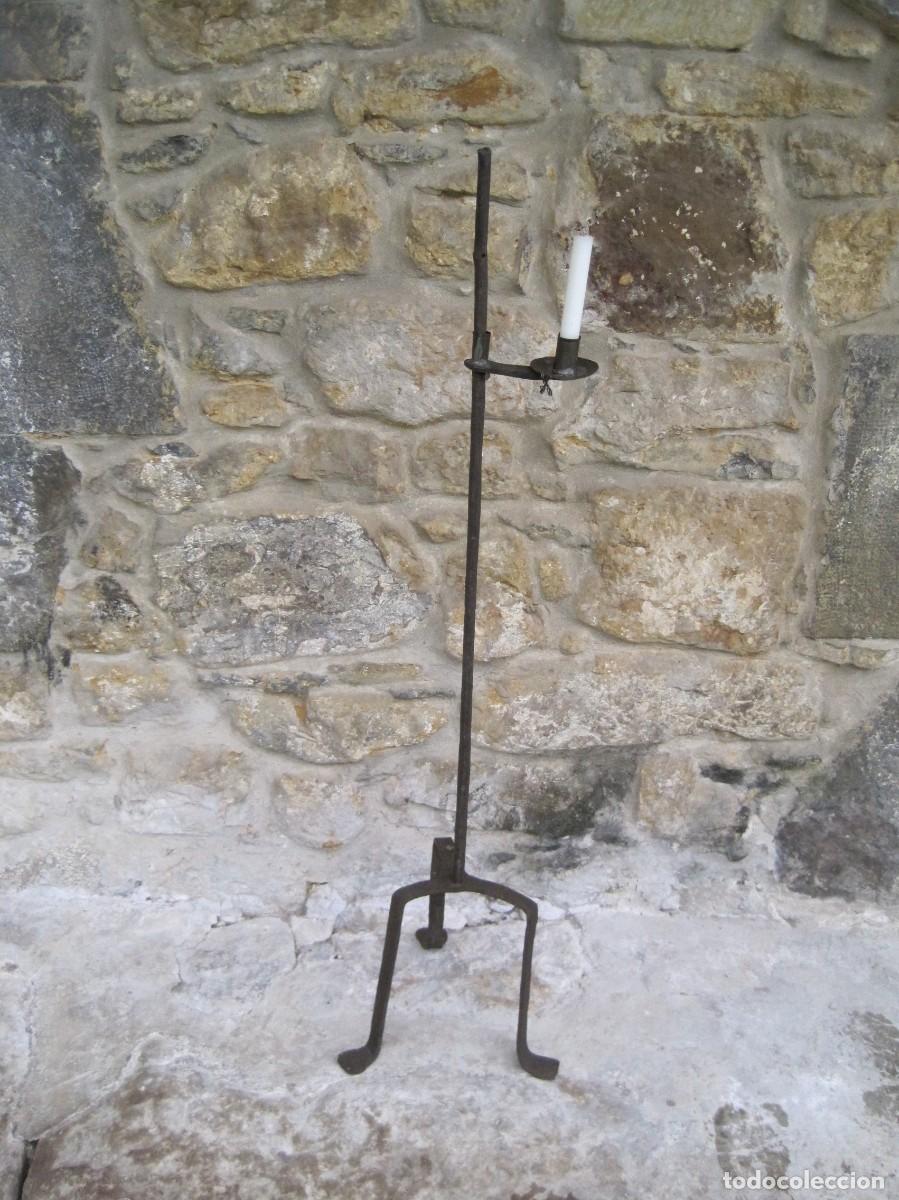 Antig&uuml;edades: CANDELERO DE HIERRO FORJADO - BLAND&Oacute;N - HACHERO - PALMATORIA - G&Oacute;TICO - FORJA - S. XV
