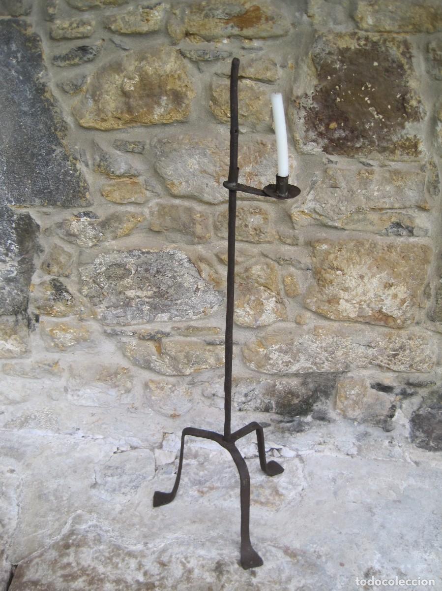 Antig&uuml;edades: CANDELERO DE HIERRO FORJADO - BLAND&Oacute;N - HACHERO - PALMATORIA - G&Oacute;TICO - FORJA - S. XV