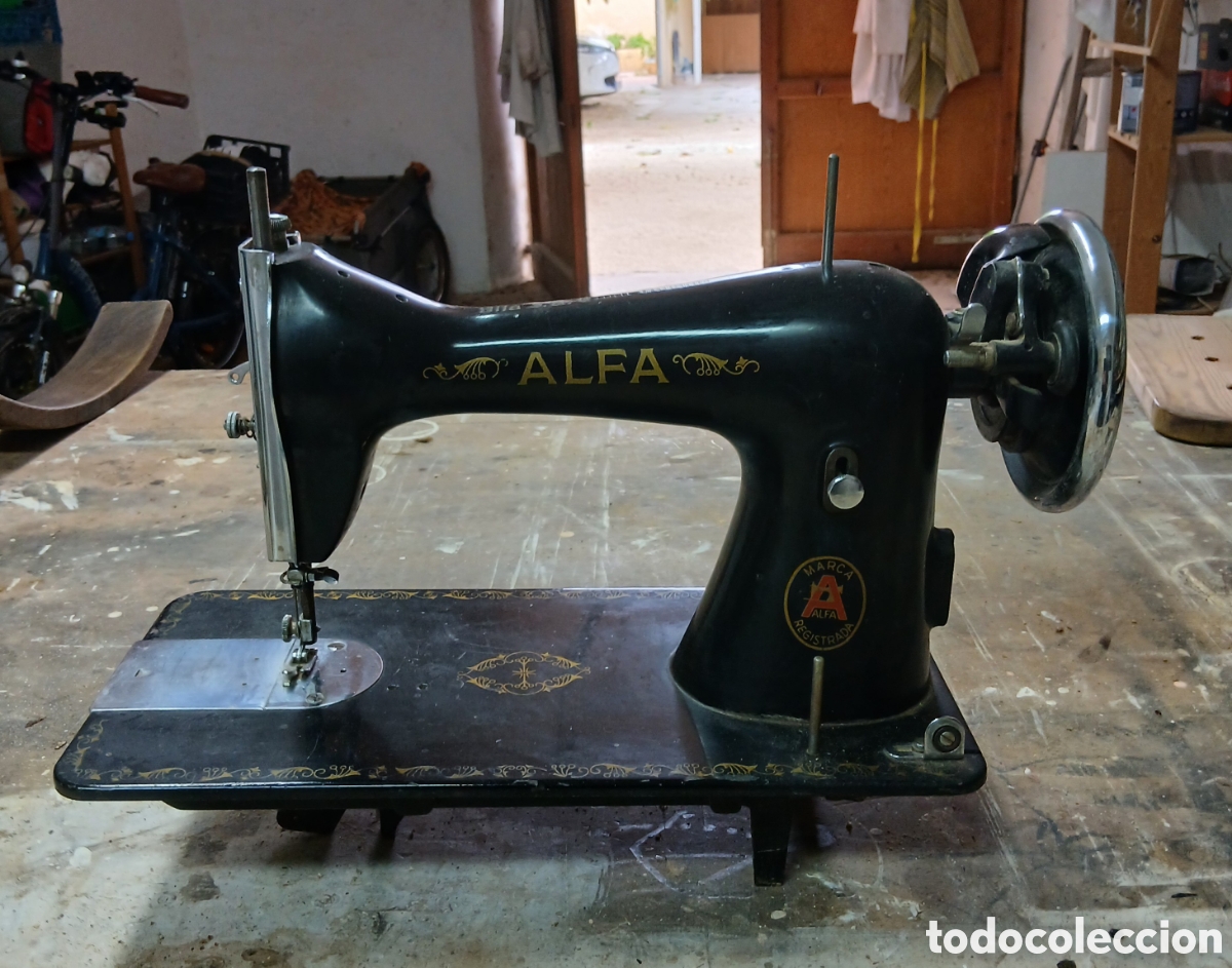 Antig&uuml;edades: M&aacute;quina de coser Alfa, cl&aacute;sica
