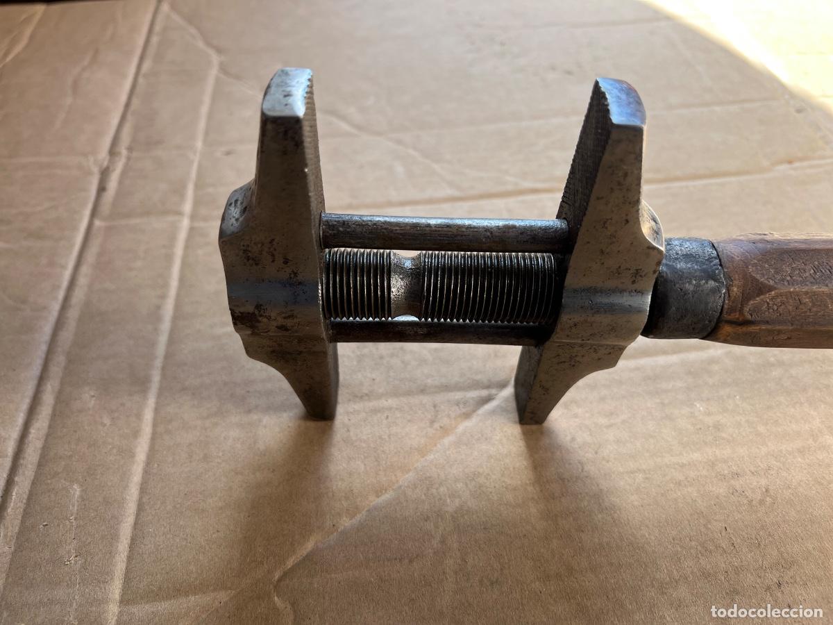Antig&uuml;edades: Llave inglesa 32 cm y 7 cm boca