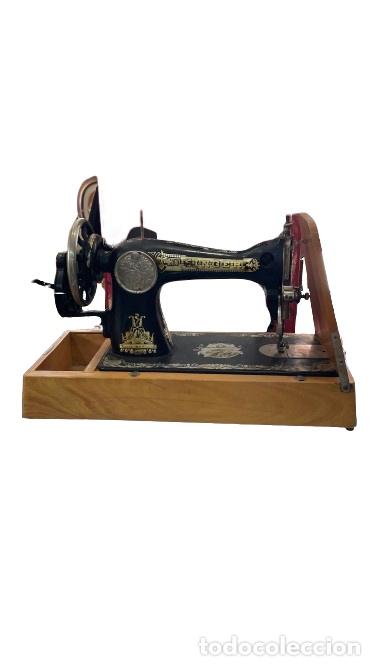 Antig&uuml;edades: M&aacute;quina de coser antigua - Foto 1