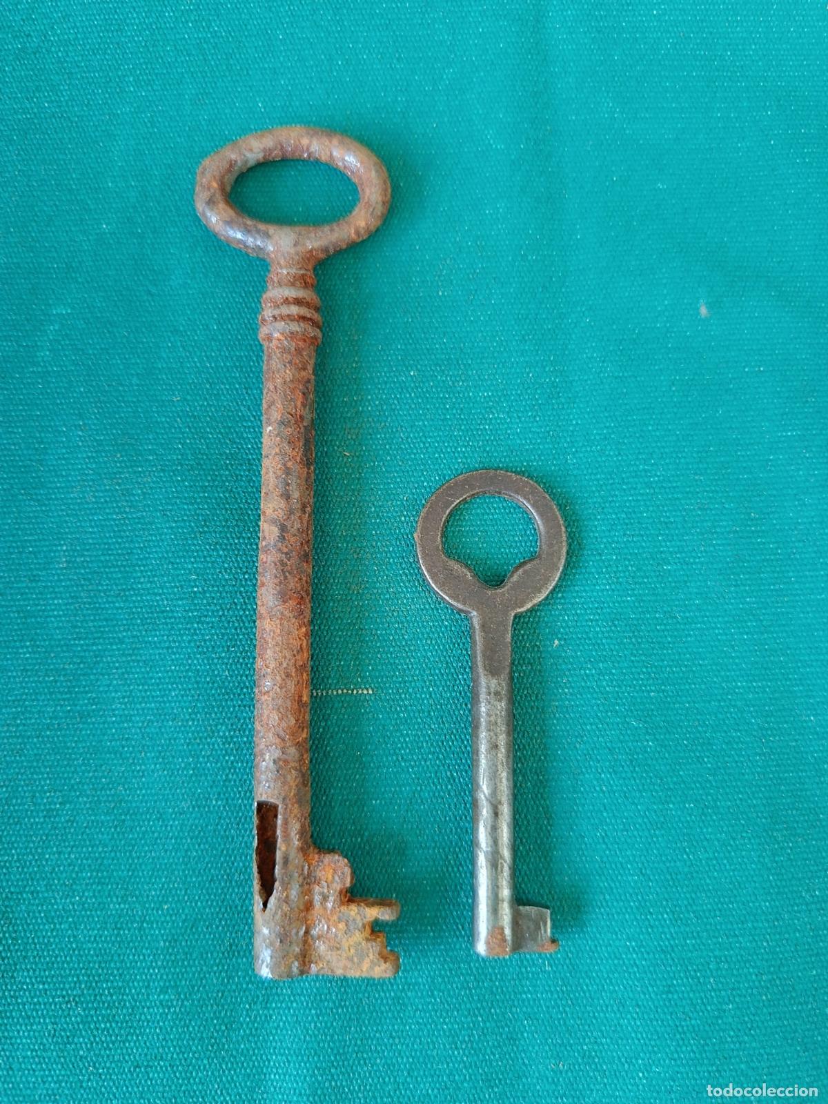 Antig&uuml;edades: PAR DE LLAVES HUECAS - 6 Y CASI 11 cm.