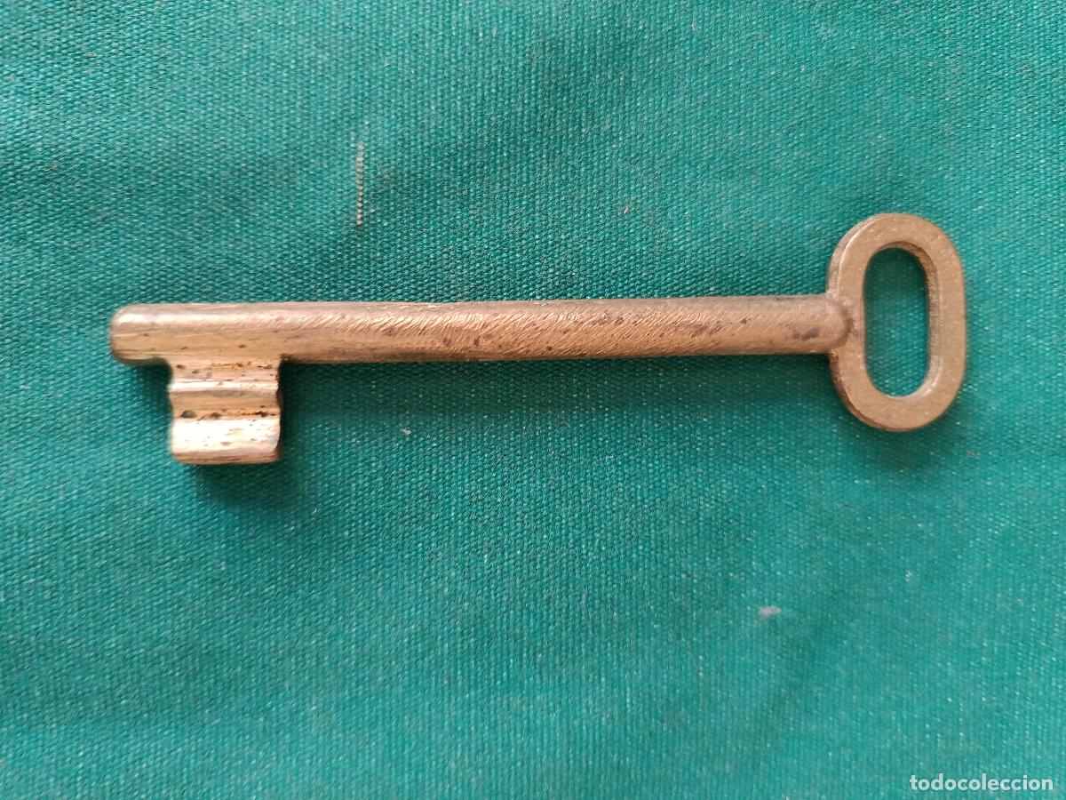Antig&uuml;edades: SENCILLA LLAVE MACIZA DE LAT&Oacute;N - 9.8 cm. - Foto 2